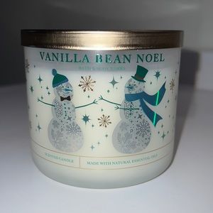White Barn / Bath and Body Works Candle - Vanilla Bean Noel